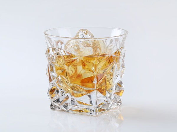 Szklanka z koktajlem z whisky