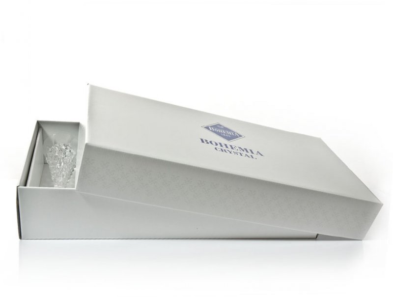 Kieliszki zapakowane są w duże białe pudełko z logo Jihlava Biohemia