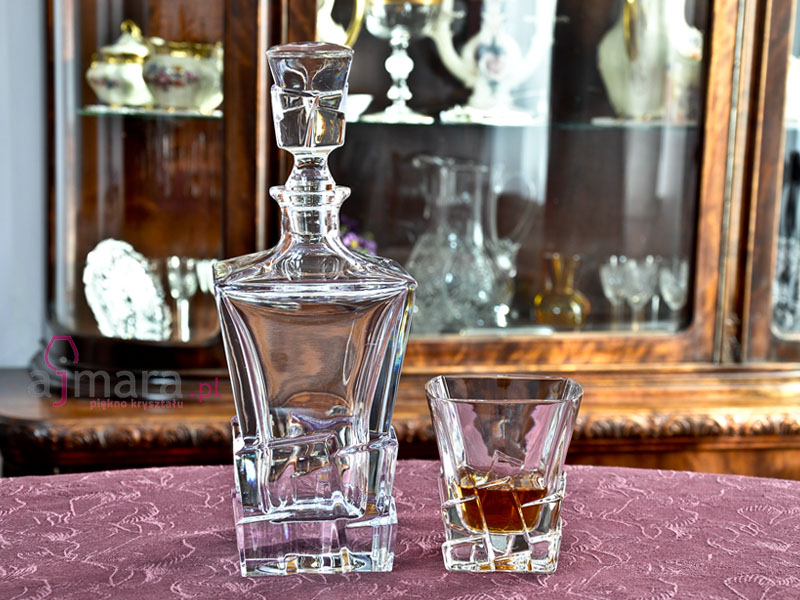 Karafka i szklanka do whisky CRACK na stole w salonie