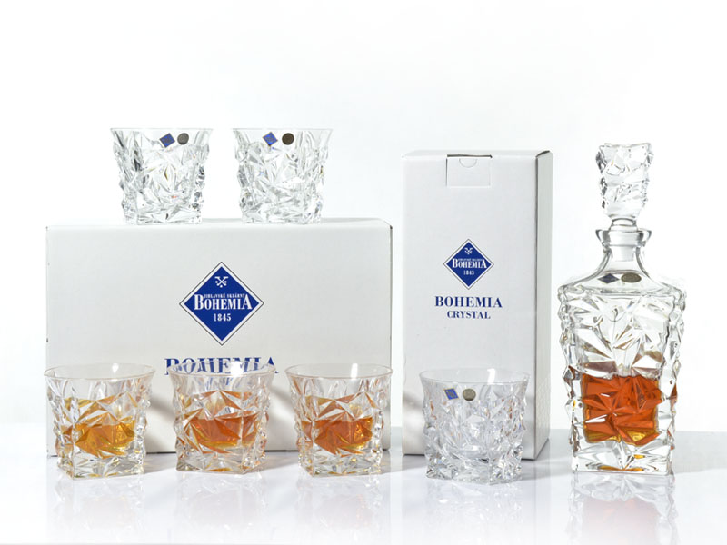 Zestaw do whisky zapakowany jest w 2 białe pudełka z logo Jihlava Bohemia