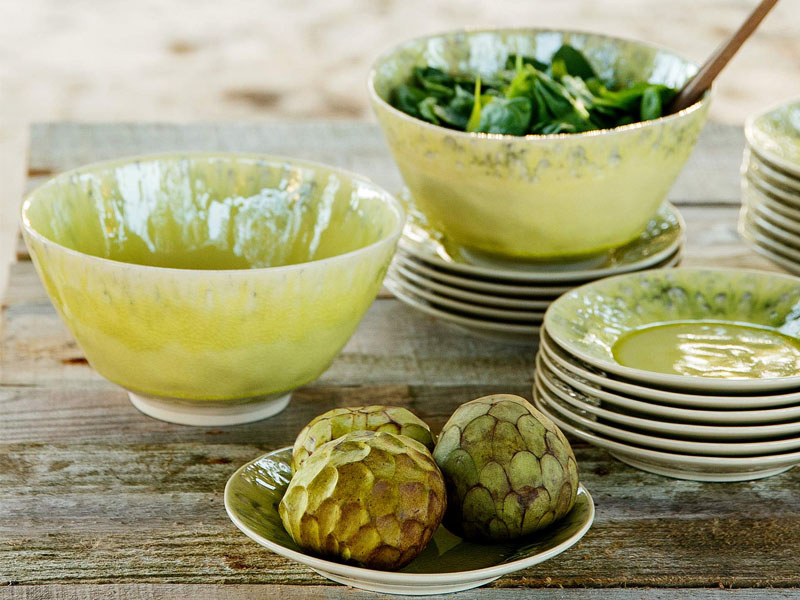 Kolekcja MADEIRA lemon green na stole zestaw ceramiki