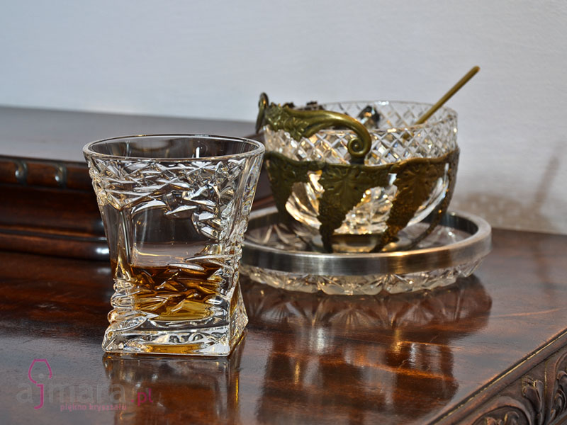 Szklanka z whisky na stole SAMURAI