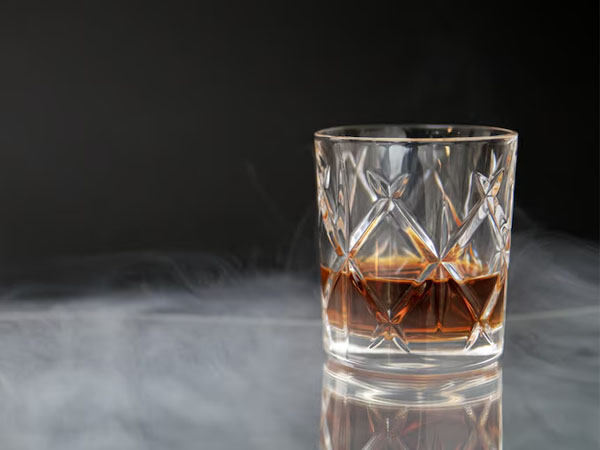 Szklanka z whisky do degustacji