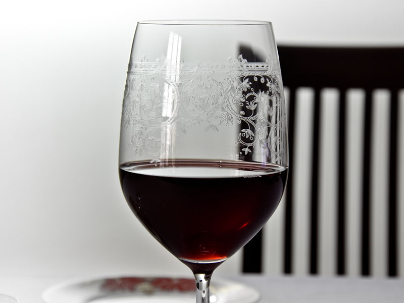 Kieliszek do wina typu bordeaux ze zdobieniem Renaissance