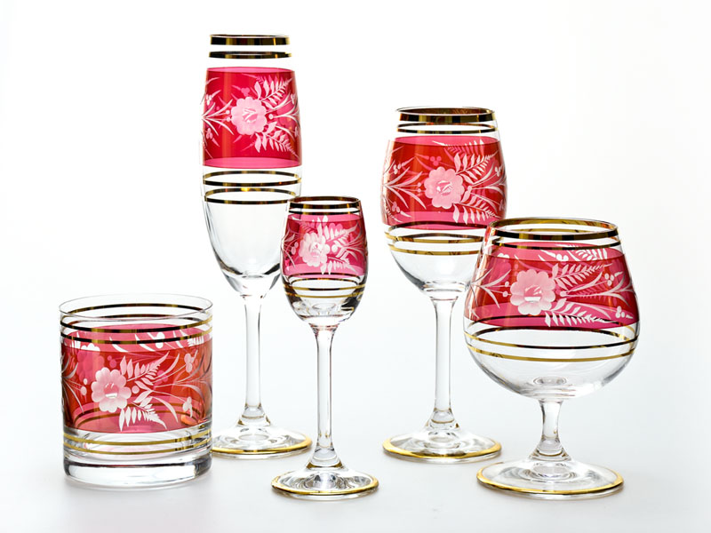 Kieliszki i szklanki ręcznie rytowane czerwone złoty dekor Bohemia