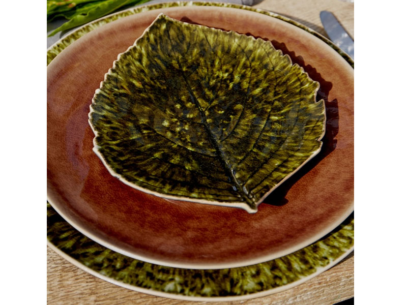 Costa Nova liść hortensji talerze na stole kompozycja RIVIERA