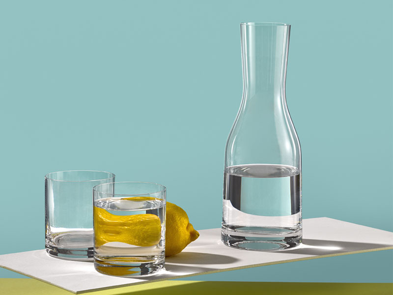 Karafka i szklanki do wody na stole Bohemia